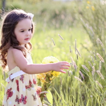 Little Girl In Field screenshot #1 208x208