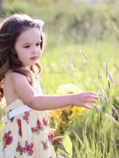 Little Girl In Field screenshot #1 240x320