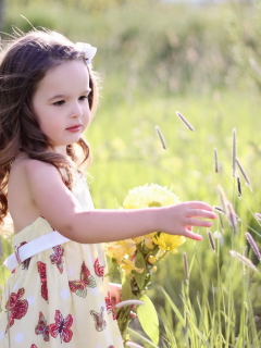 Обои Little Girl In Field 240x320