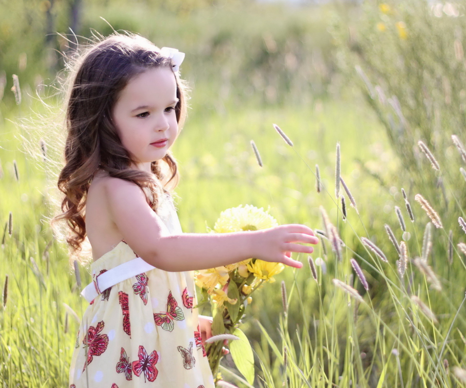 Обои Little Girl In Field 960x800