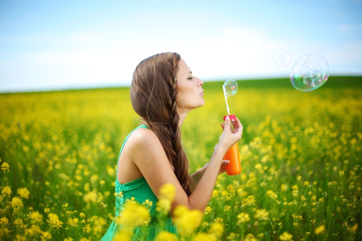 Обои Girl And Bubbles