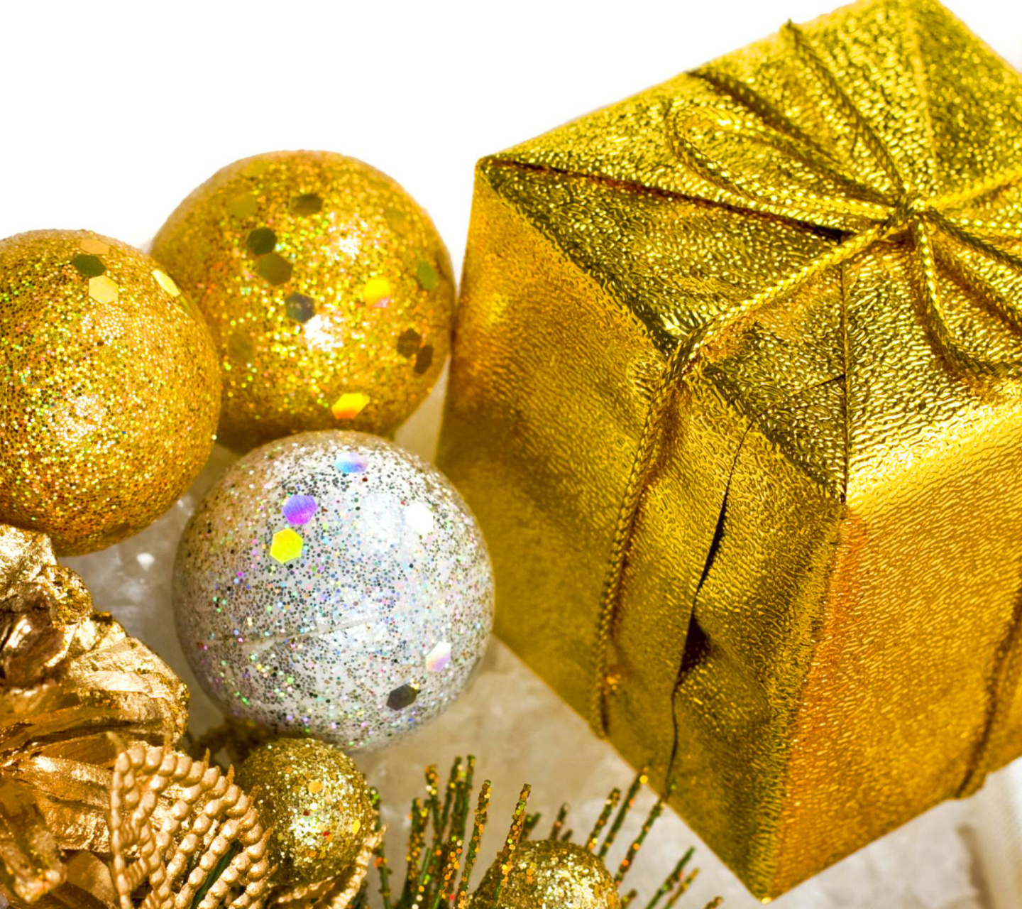 Обои Golden New Year Gift 1440x1280