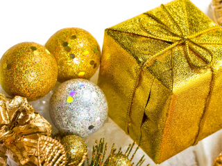 Обои Golden New Year Gift 320x240