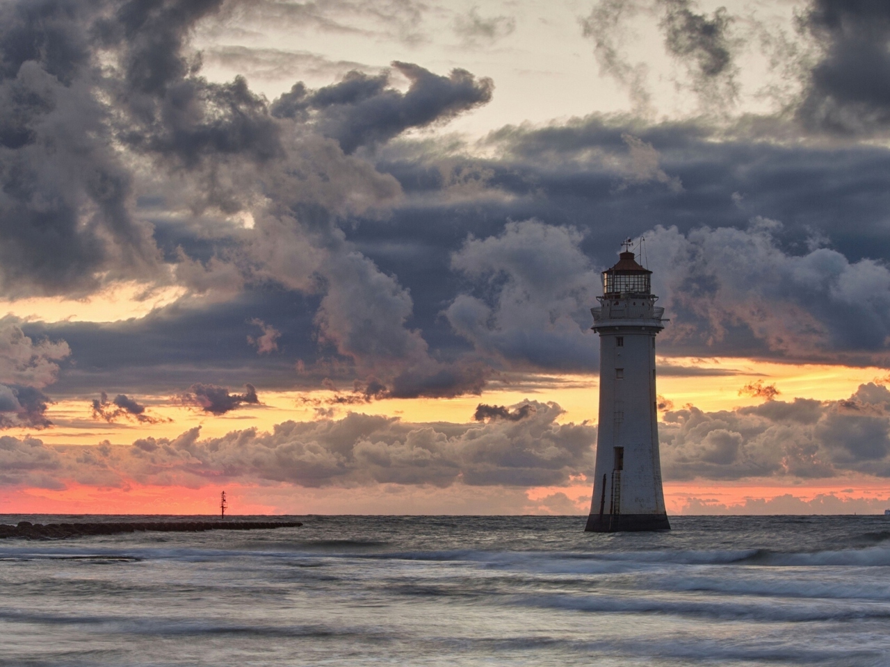 Das Massive Clouds Above Lighthouse Wallpaper 1280x960