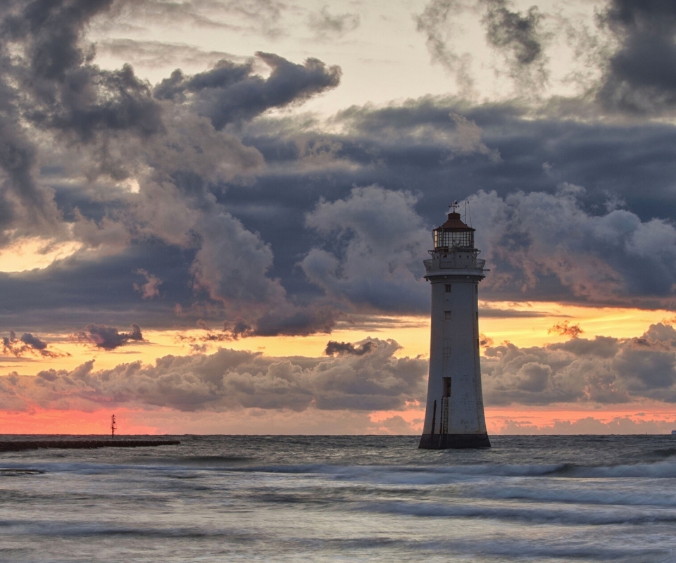 Fondo de pantalla Massive Clouds Above Lighthouse 960x800