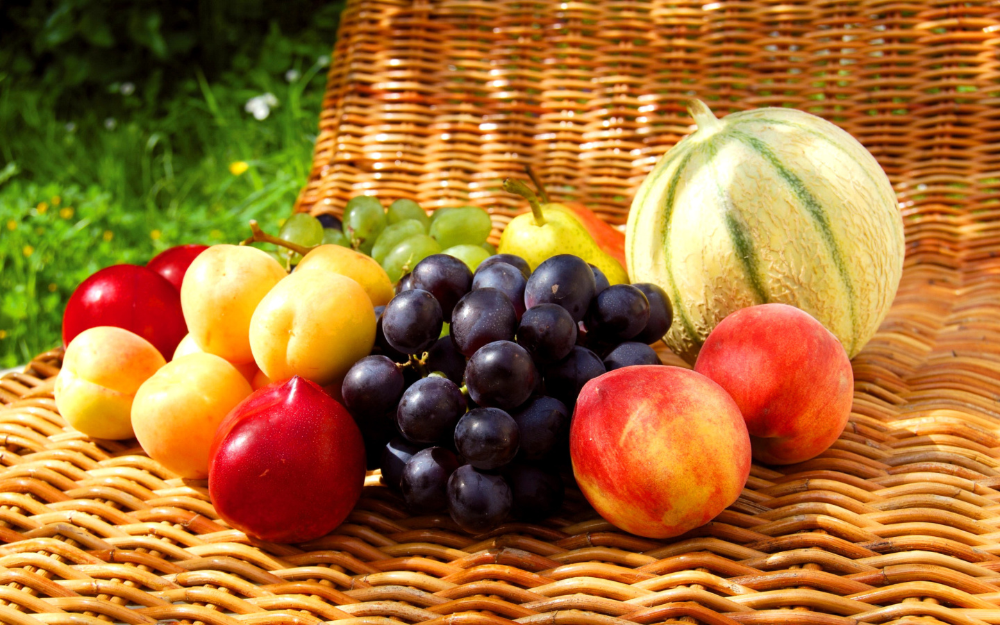 Das Melons, apricots, peaches, nectarines, grapes, pear Wallpaper 1440x900