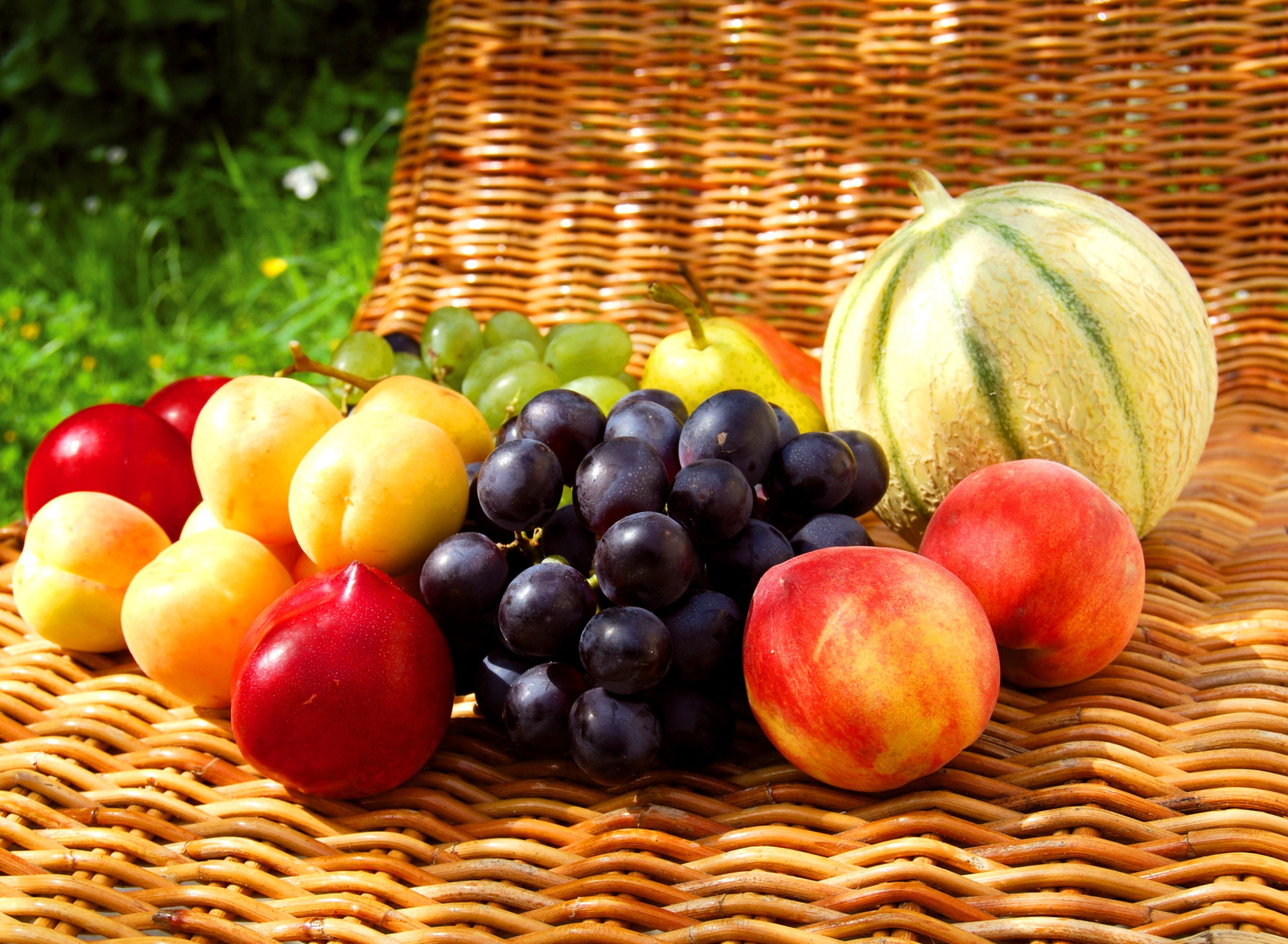 Sfondi Melons, apricots, peaches, nectarines, grapes, pear 1920x1408