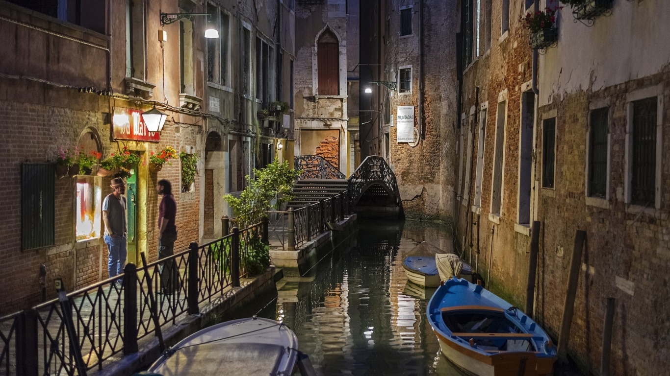 Sfondi Night Venice Canals 1366x768