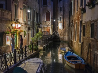 Das Night Venice Canals Wallpaper 320x240