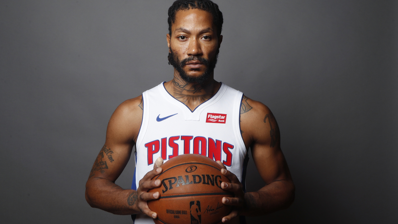 Fondo de pantalla Derrick Rose in Detroit Pistons 1600x900