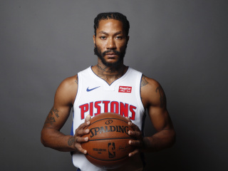 Sfondi Derrick Rose in Detroit Pistons 320x240