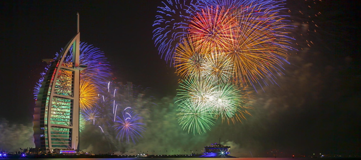 Sfondi Dubai Fireworks 720x320