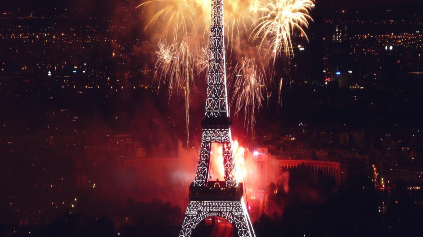 Das Fireworks At Eiffel Tower Wallpaper 1366x768