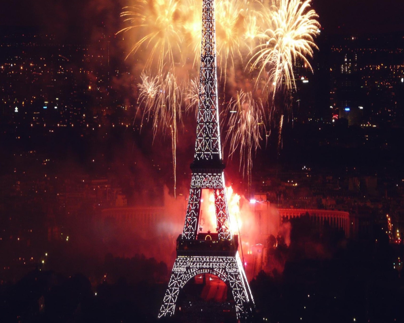 Fondo de pantalla Fireworks At Eiffel Tower 1600x1280