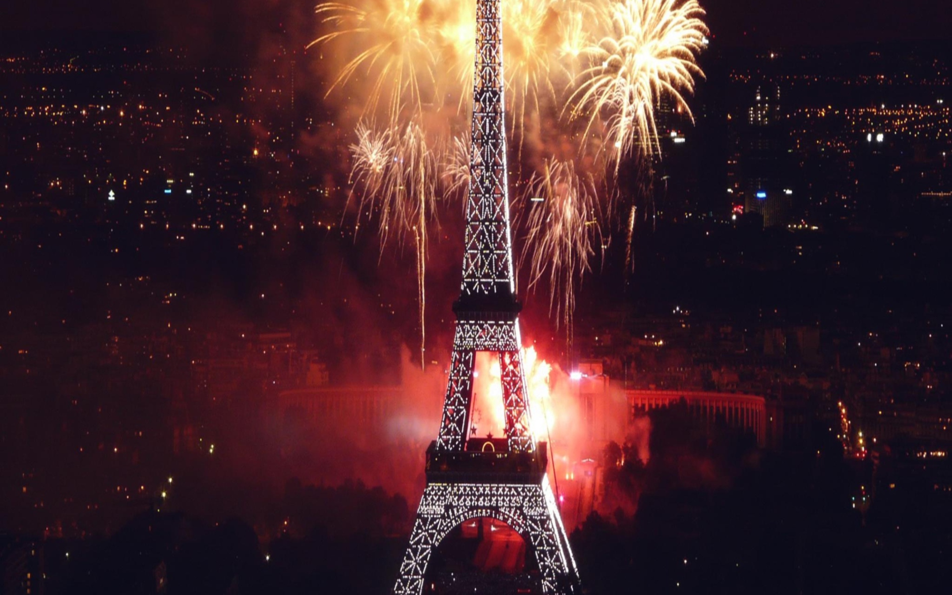 Fondo de pantalla Fireworks At Eiffel Tower 1920x1200