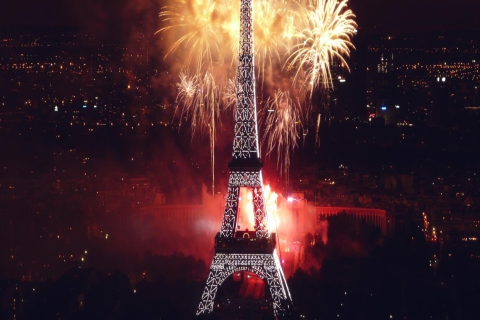 Обои Fireworks At Eiffel Tower 480x320