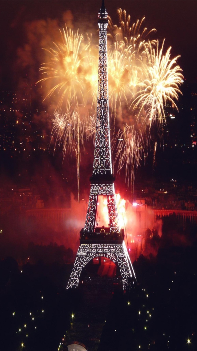 Fondo de pantalla Fireworks At Eiffel Tower 640x1136