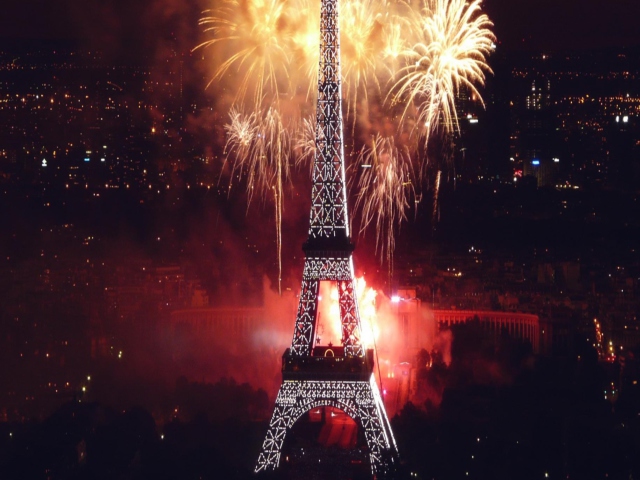 Fondo de pantalla Fireworks At Eiffel Tower 640x480