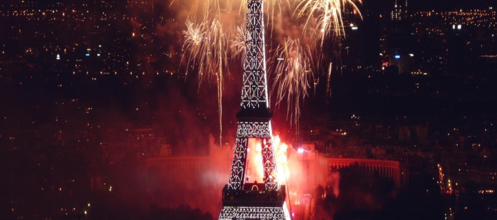 Обои Fireworks At Eiffel Tower 720x320