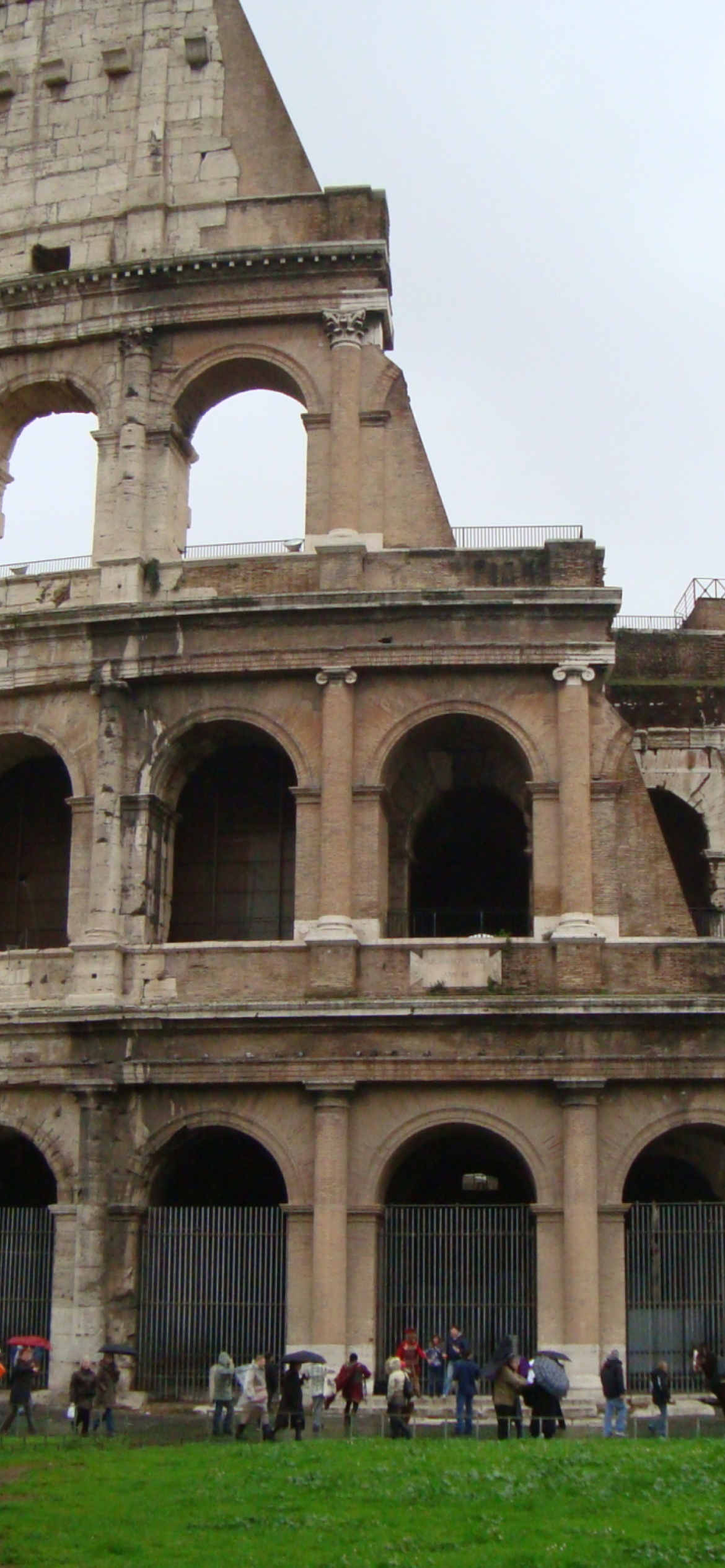 Das Colosseum - Rome, Italy Wallpaper 1170x2532