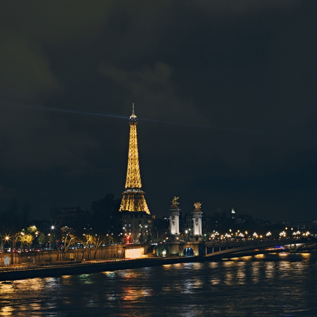 Fondo de pantalla Eiffel Tower In Paris France 1024x1024