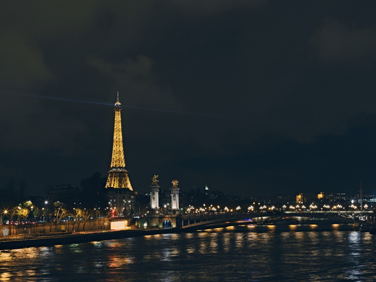 Fondo de pantalla Eiffel Tower In Paris France 1280x960