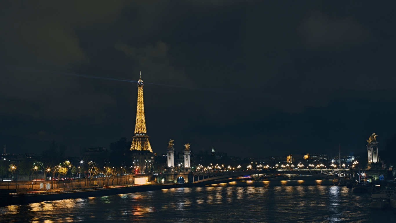 Das Eiffel Tower In Paris France Wallpaper 1366x768