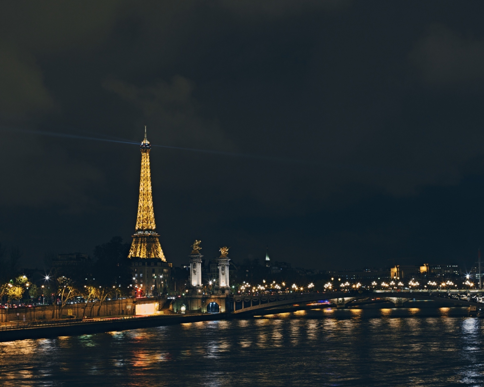 Sfondi Eiffel Tower In Paris France 1600x1280