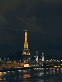 Das Eiffel Tower In Paris France Wallpaper 240x320