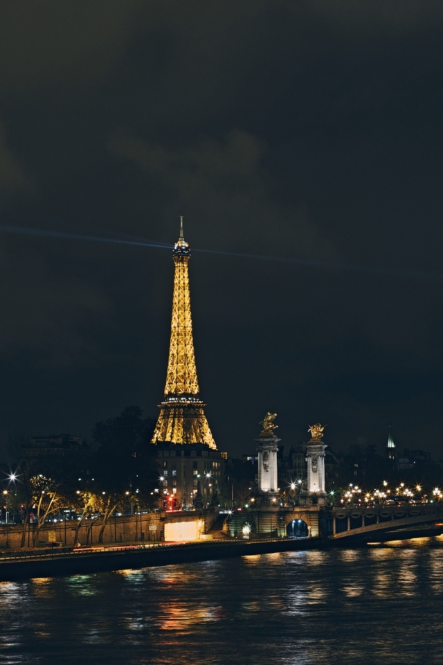 Eiffel Tower In Paris France wallpaper 640x960