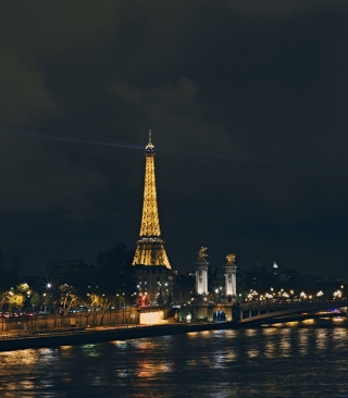 Eiffel Tower In Paris France sfondi gratuiti per iPhone 6 Plus