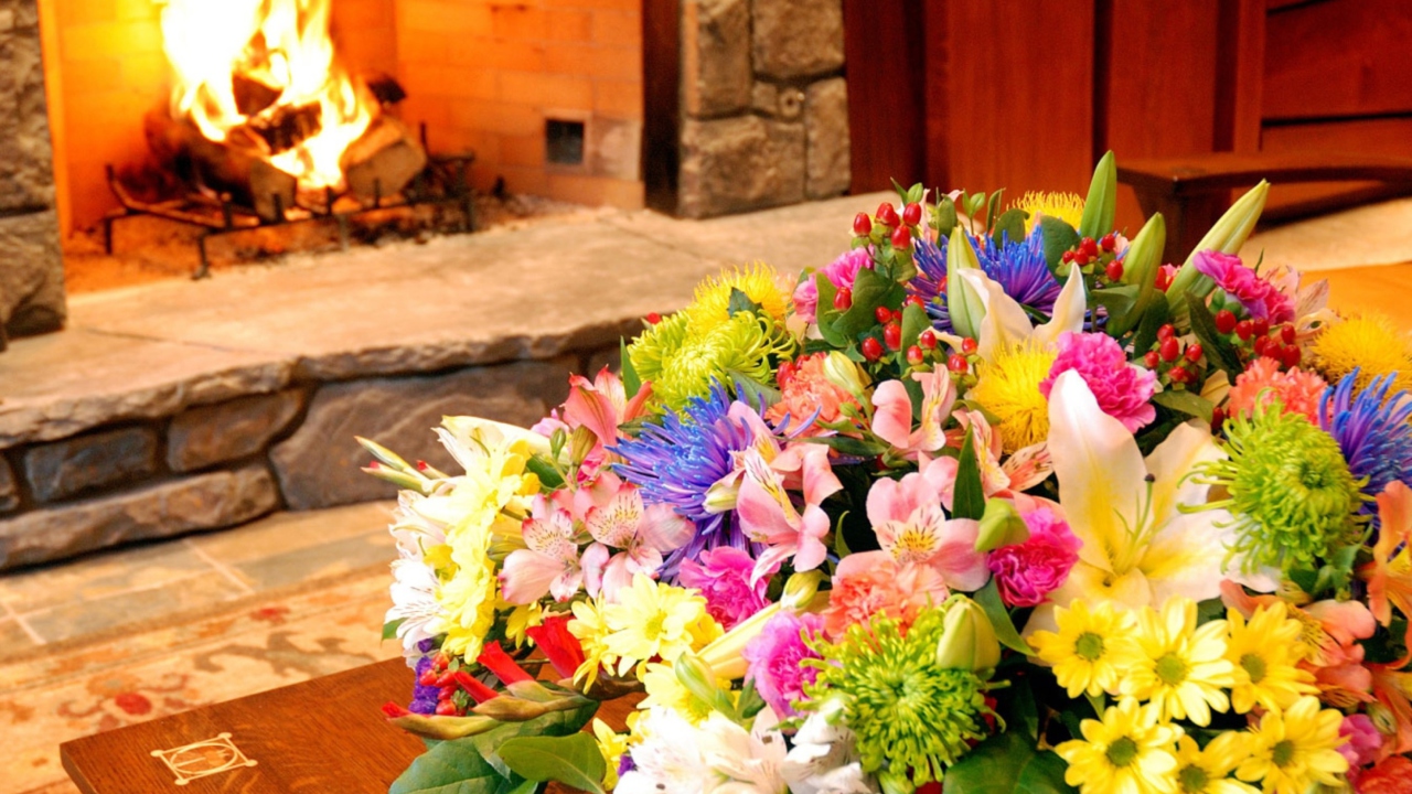 Das Bouquet Near Fireplace Wallpaper 1280x720