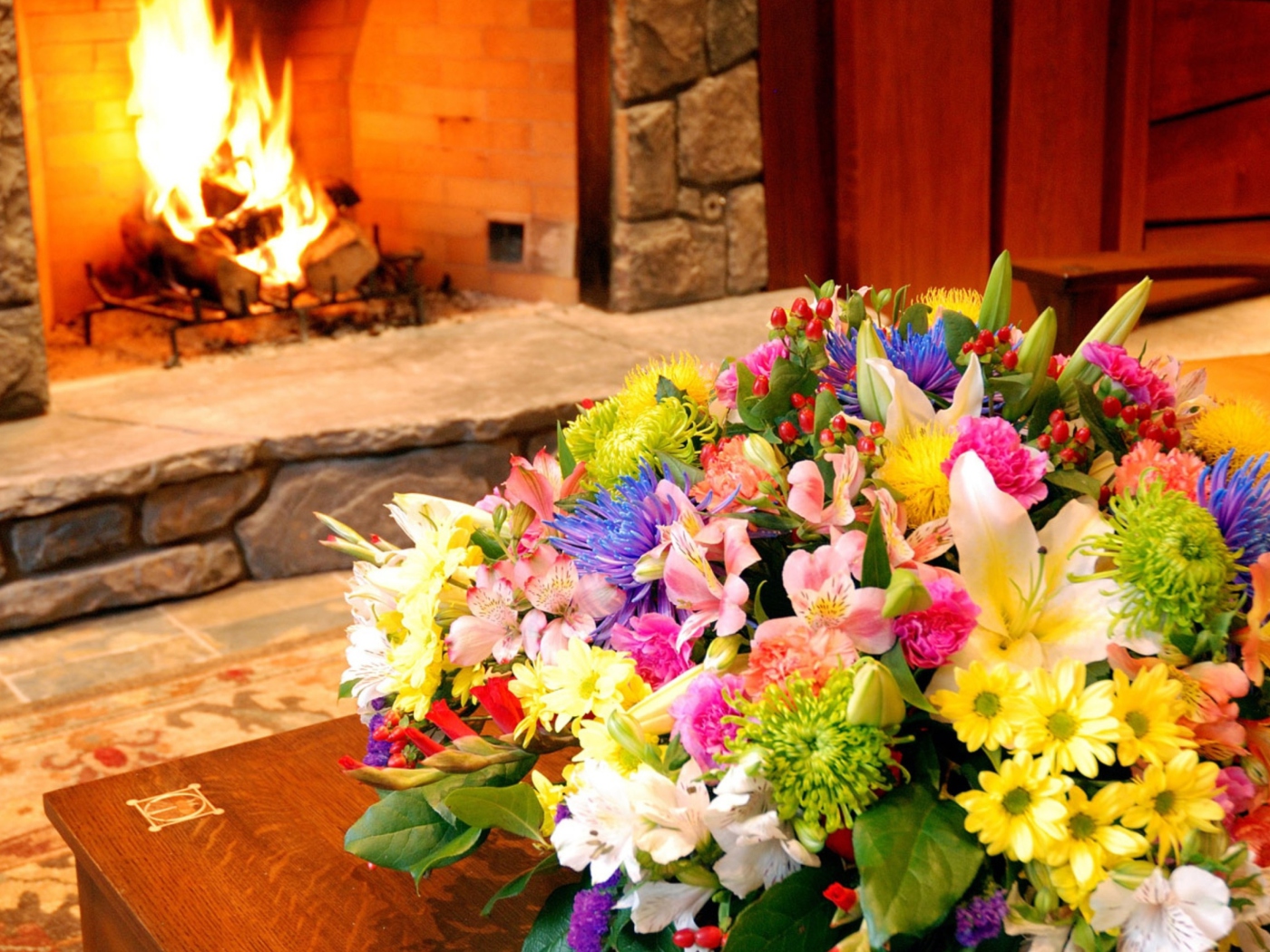 Das Bouquet Near Fireplace Wallpaper 1400x1050