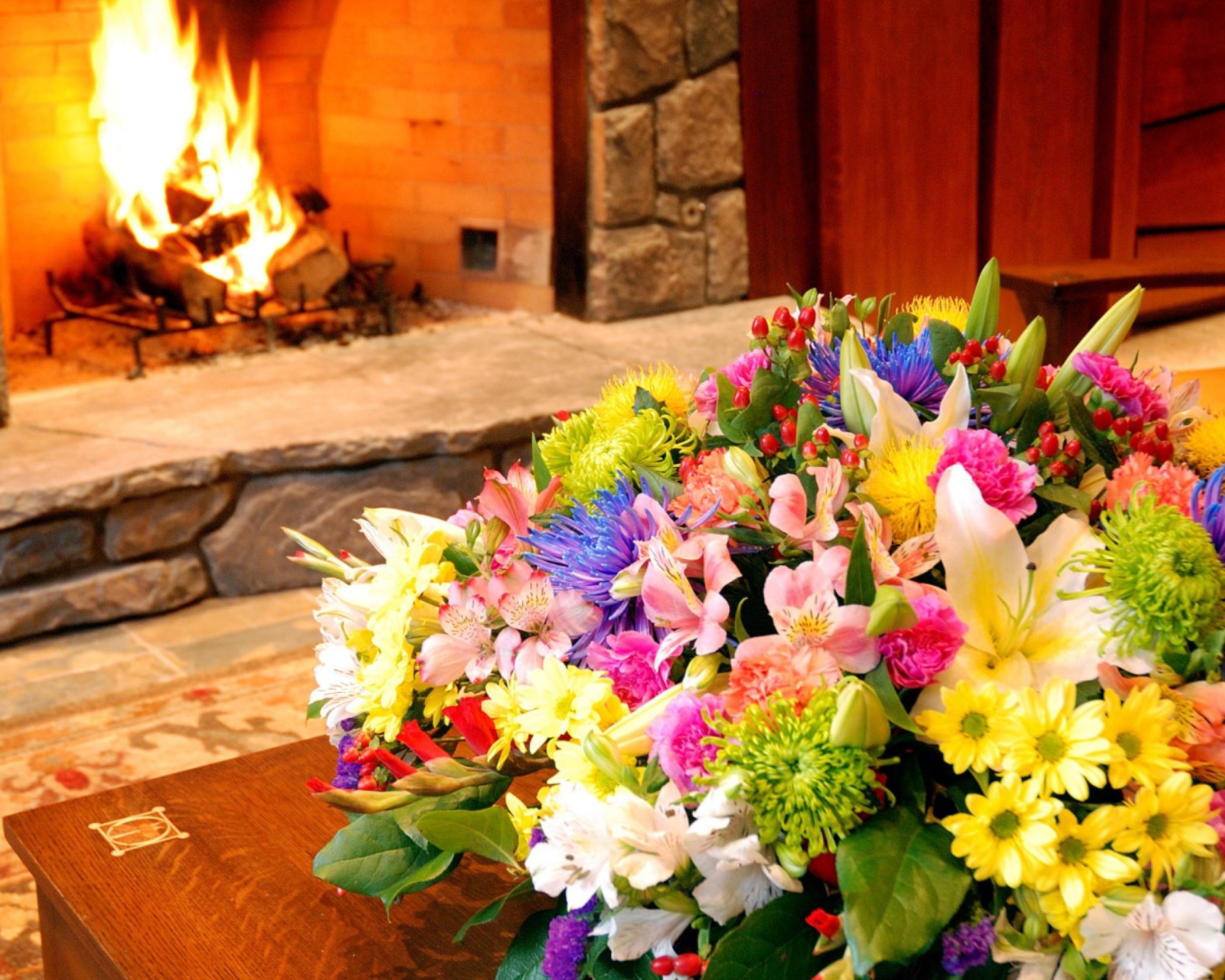 Das Bouquet Near Fireplace Wallpaper 1600x1280