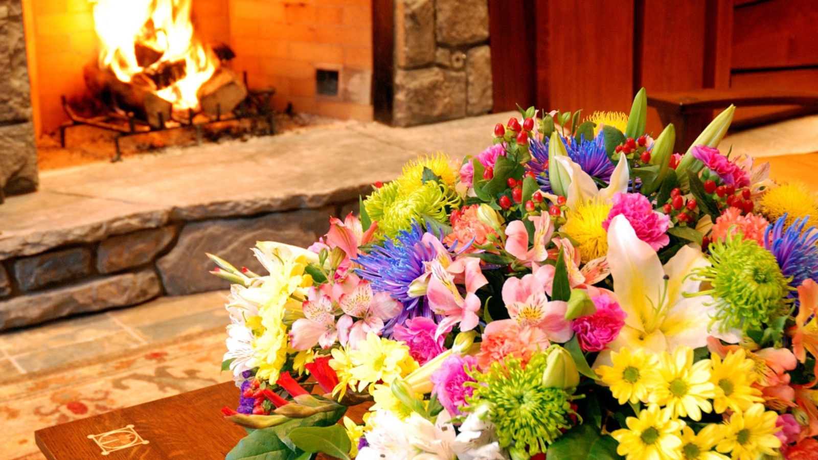 Das Bouquet Near Fireplace Wallpaper 1600x900