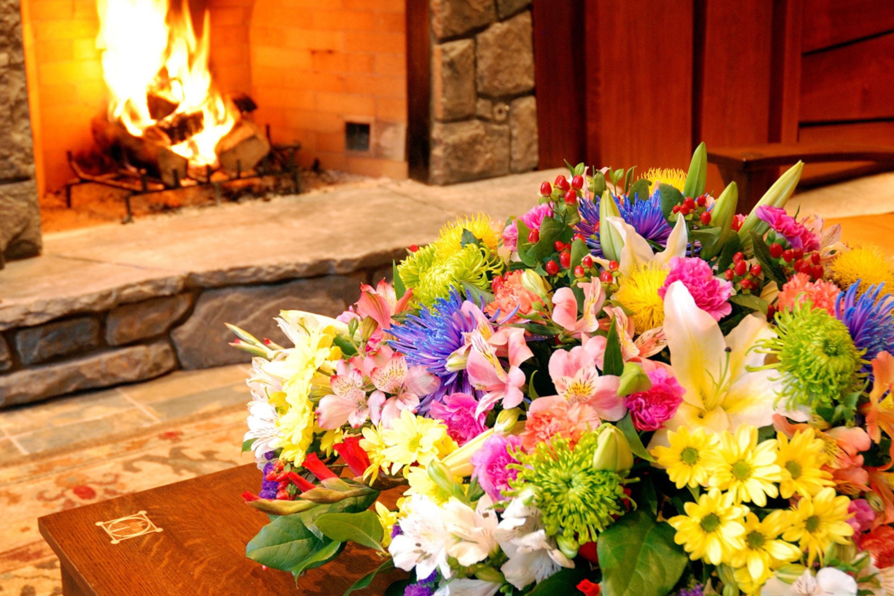 Bouquet Near Fireplace screenshot #1 2880x1920