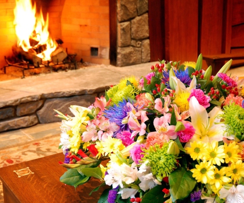 Fondo de pantalla Bouquet Near Fireplace 480x400