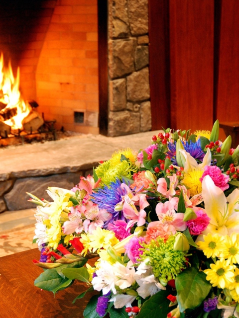 Das Bouquet Near Fireplace Wallpaper 480x640