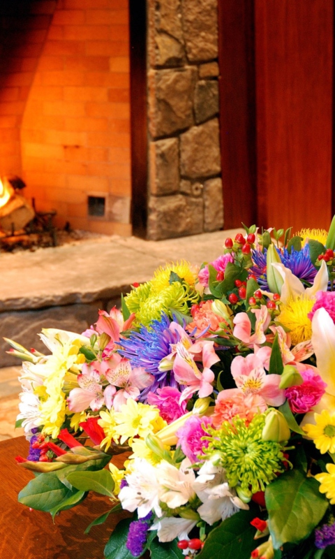 Das Bouquet Near Fireplace Wallpaper 480x800