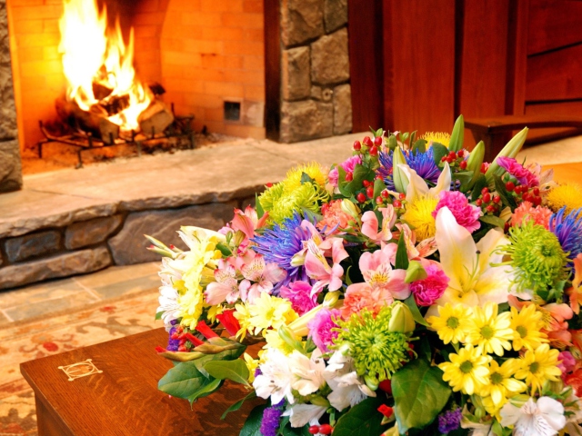 Обои Bouquet Near Fireplace 640x480