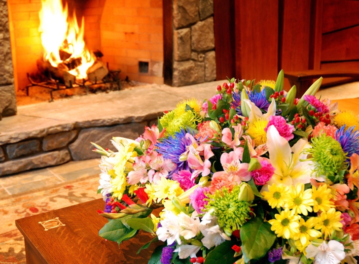 Fondo de pantalla Bouquet Near Fireplace