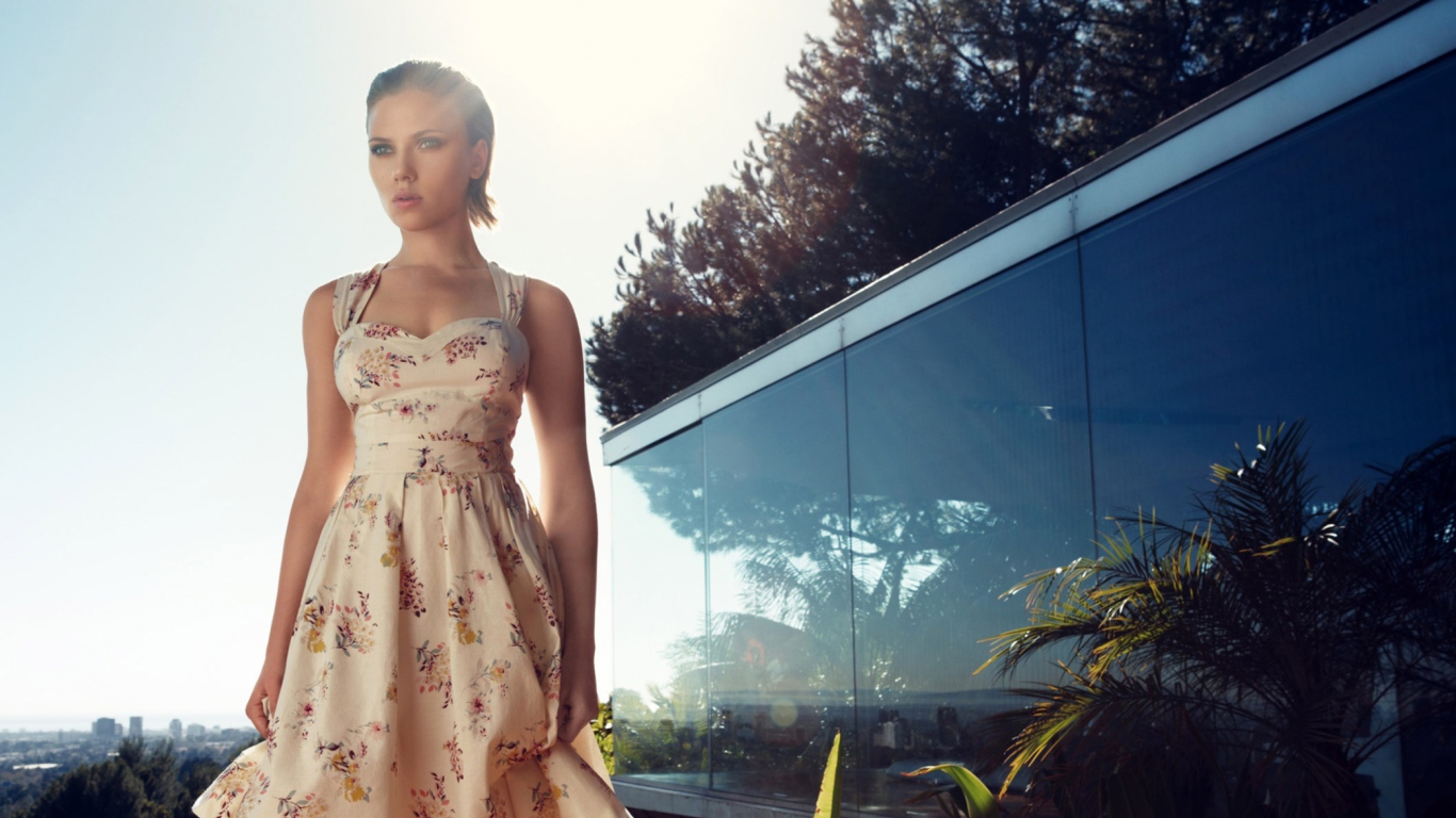 Fondo de pantalla Scarlett Johansson In Sun Lights 1366x768