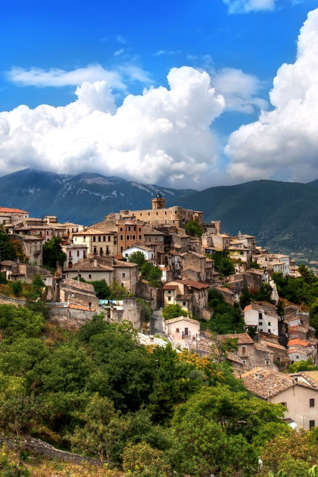 Sfondi Capestrano Comune in Abruzzo 640x960