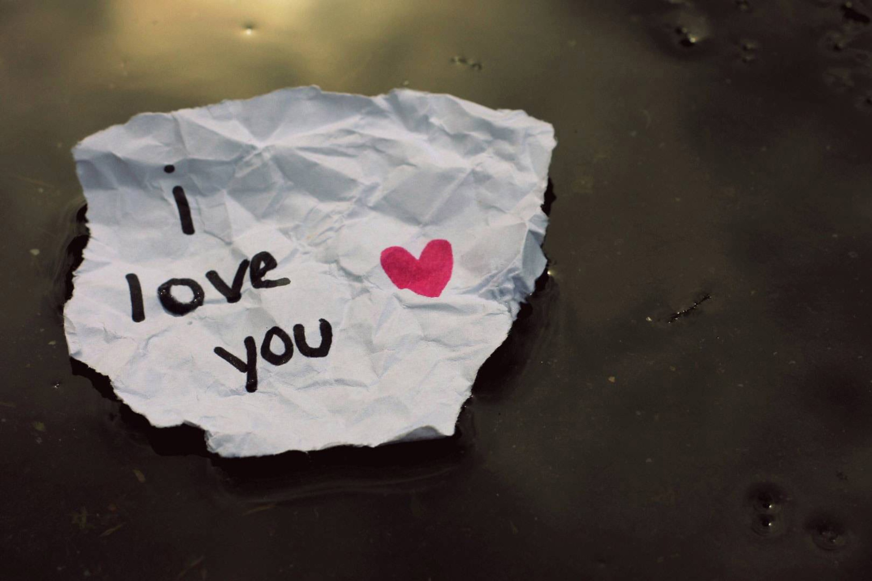 Моя любимая тает. Креативные картинки с надписями. Бумажка с надписью my Love. Фон для текста любовь.
