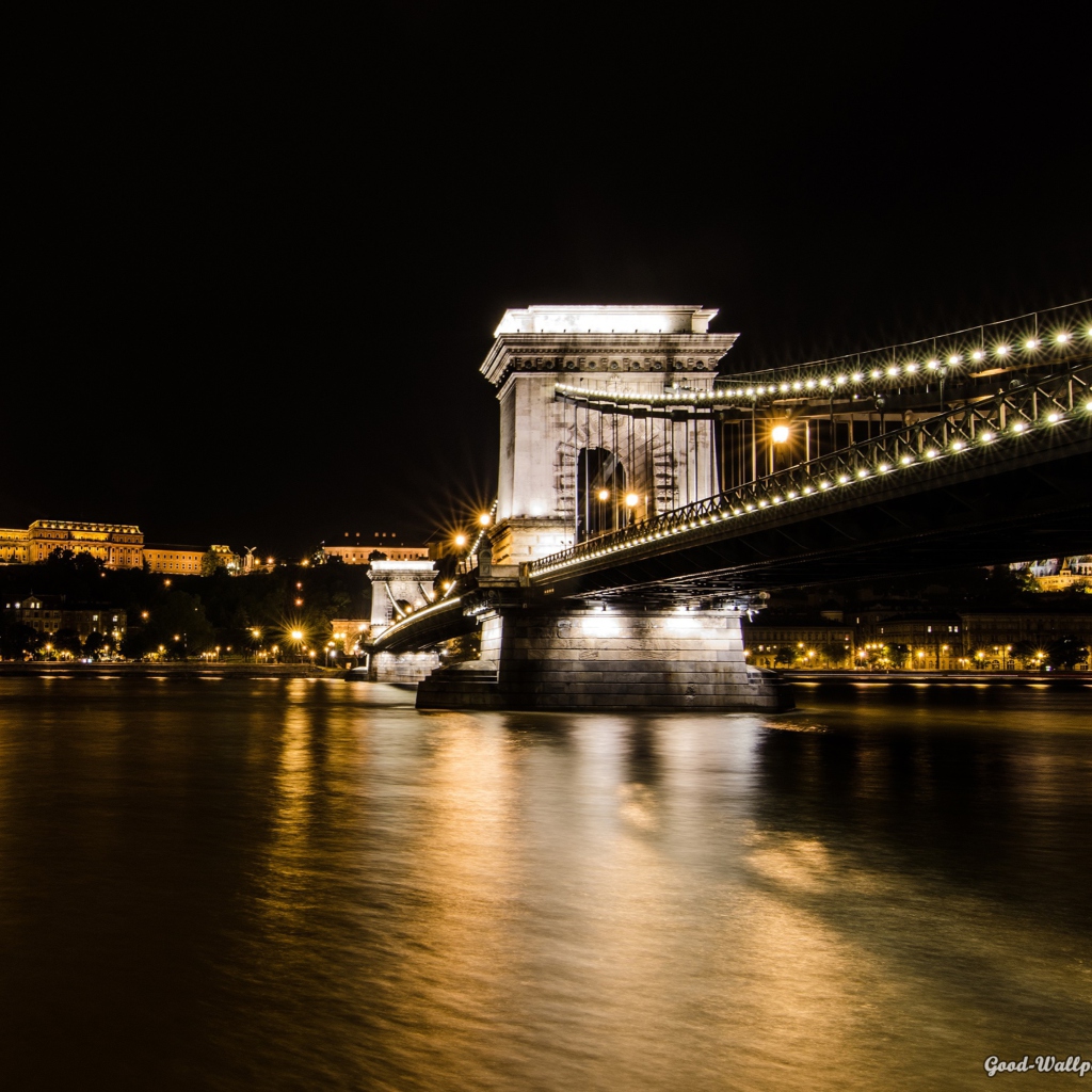 Sfondi Chain Bridge at Night in Budapest Hungary 1024x1024