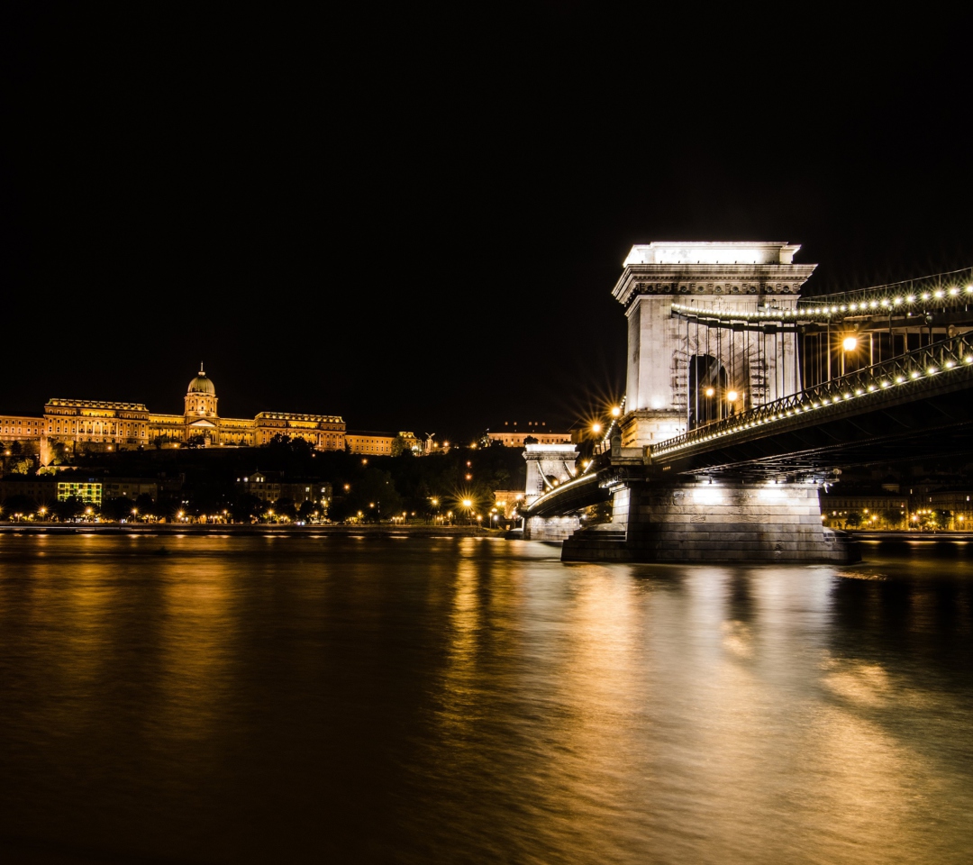 Fondo de pantalla Chain Bridge at Night in Budapest Hungary 1080x960