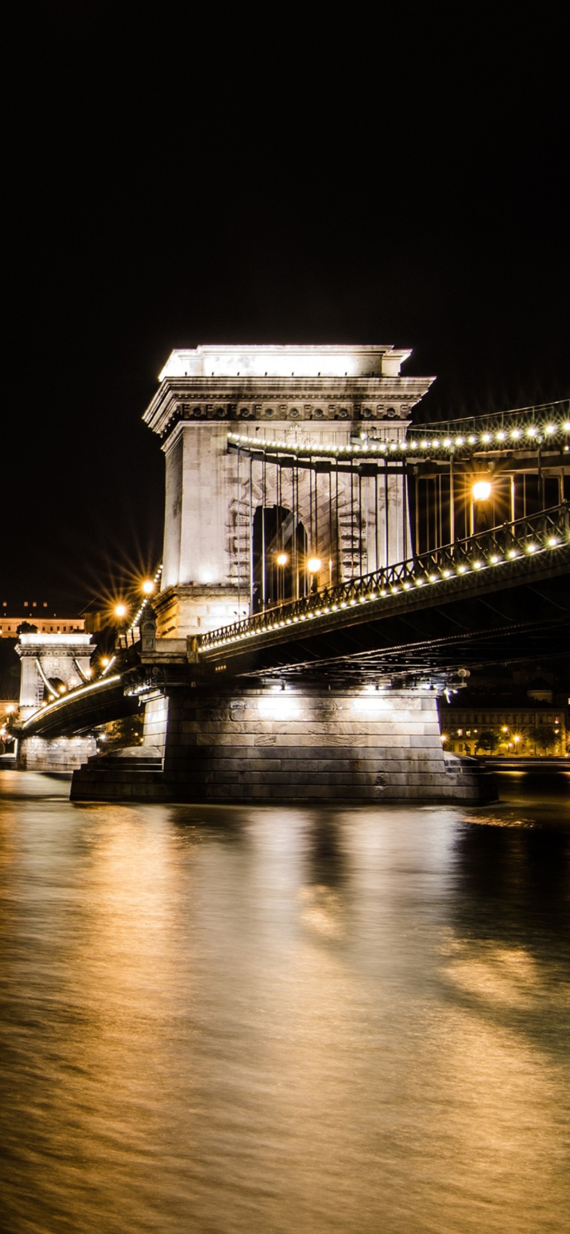 Обои Chain Bridge at Night in Budapest Hungary 1170x2532