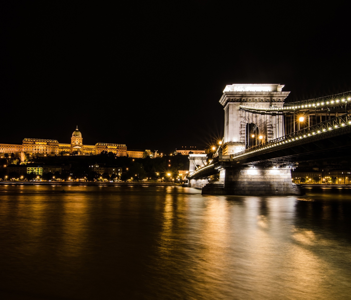 Fondo de pantalla Chain Bridge at Night in Budapest Hungary 1200x1024