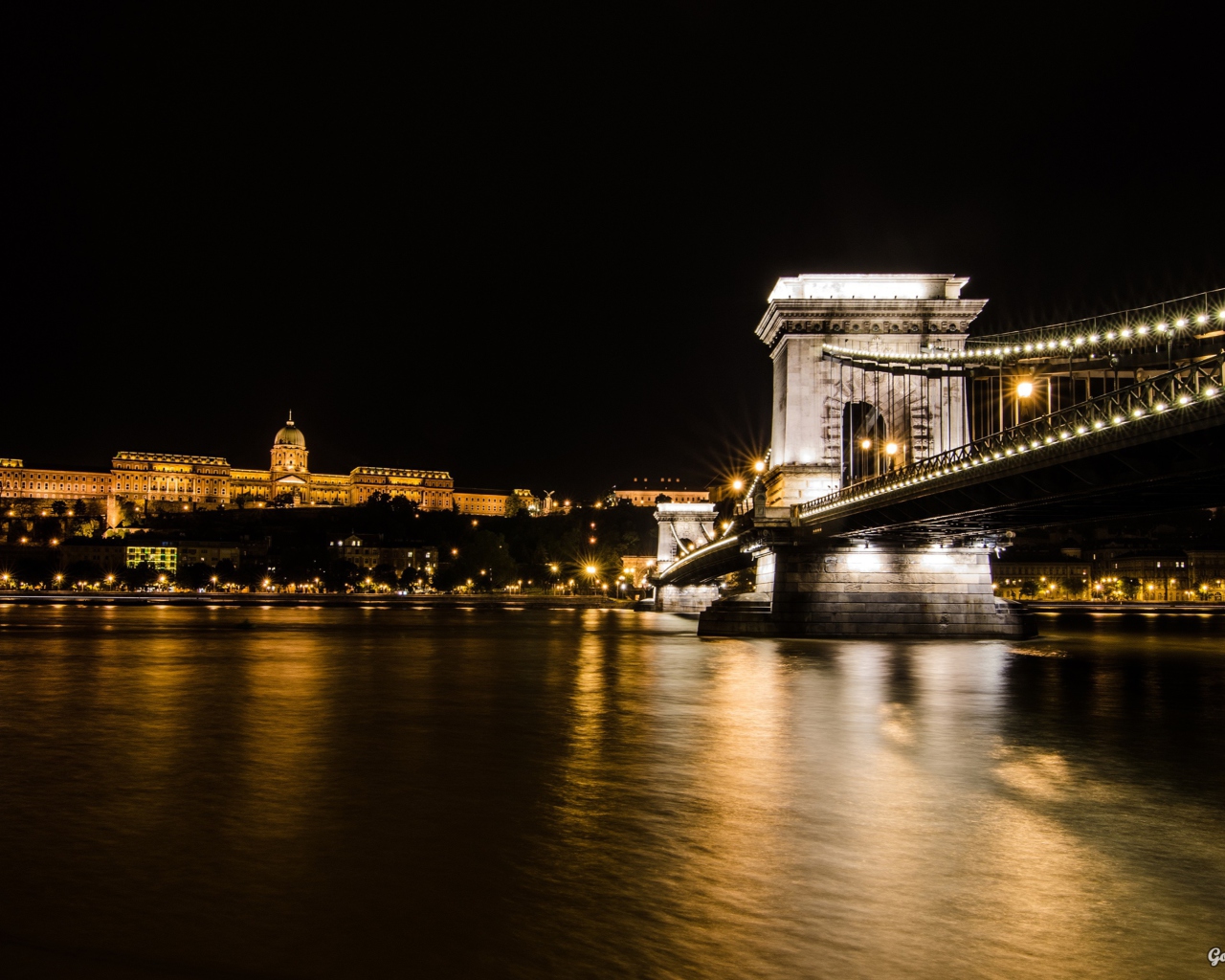 Sfondi Chain Bridge at Night in Budapest Hungary 1280x1024