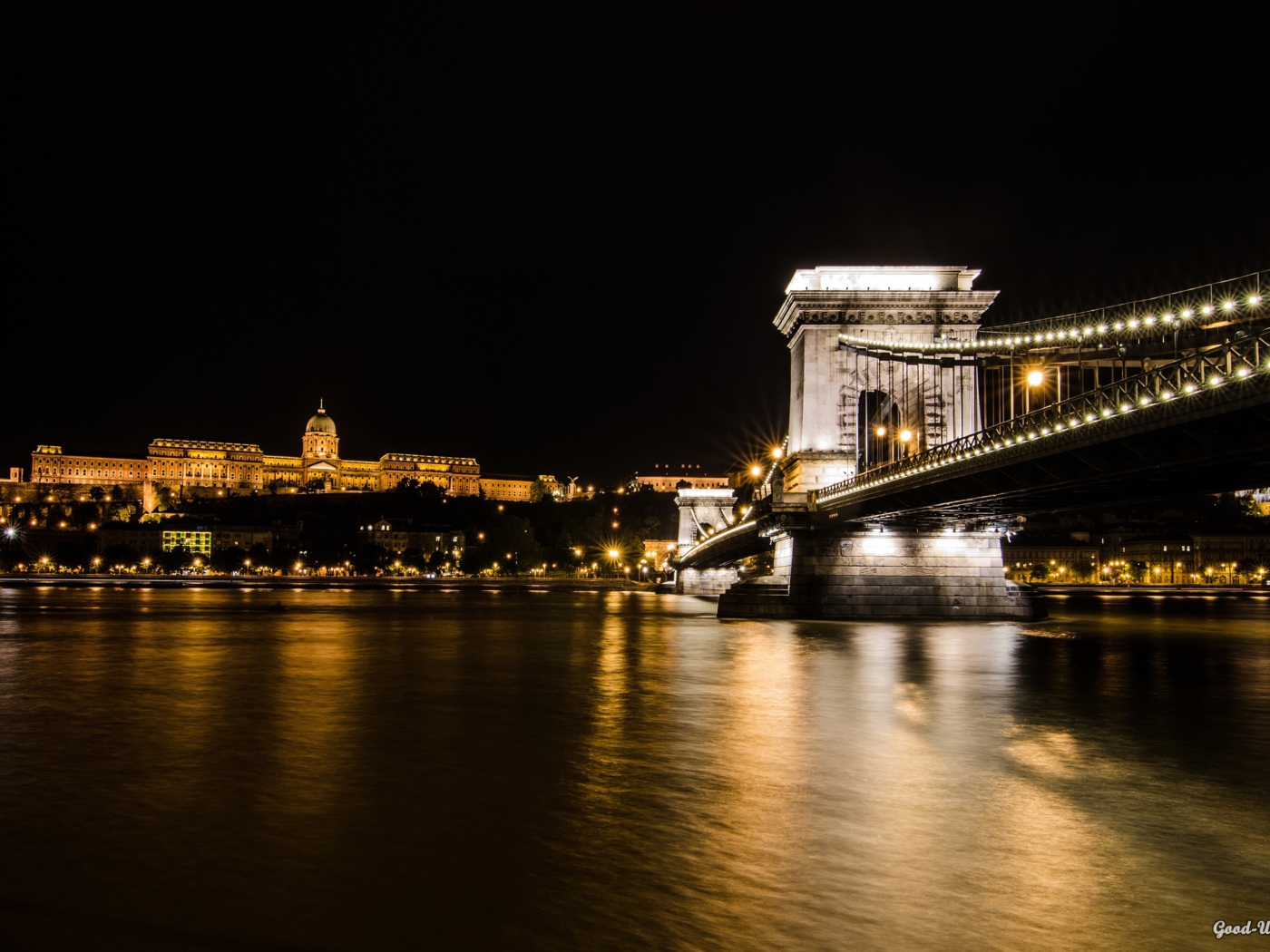 Chain Bridge at Night in Budapest Hungary screenshot #1 1400x1050